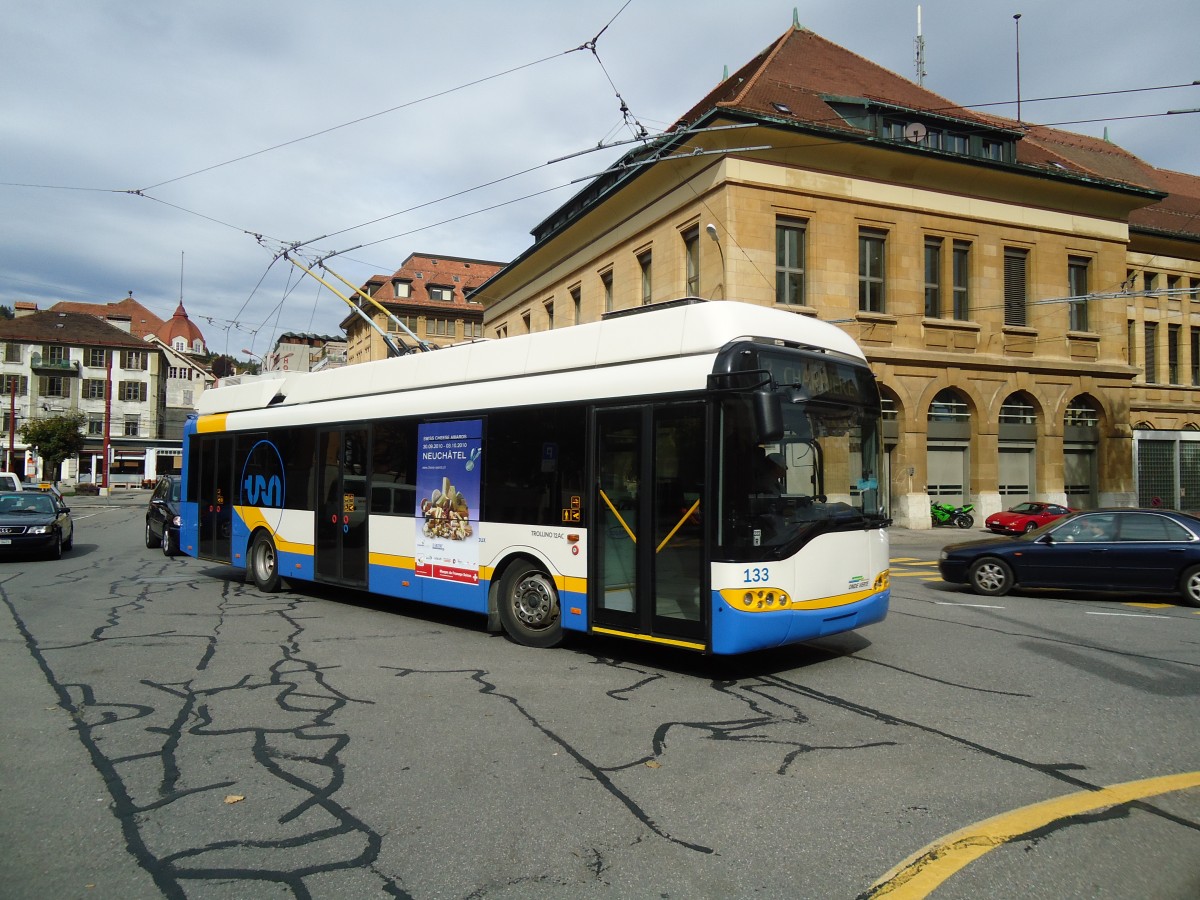 (130'175) - TC La Chaux-de-Fonds - Nr. 133 - Solaris Trolleybus am 4. Oktober 2010 beim Bahnhof La Chaux-de-Fonds