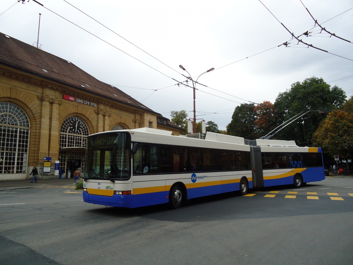 (130'181) - TC La Chaux-de-Fonds - Nr. 121 - NAW/Hess Gelenktrolleybus am 4. Oktober 2010 beim Bahnhof La Chaux-de-Fonds