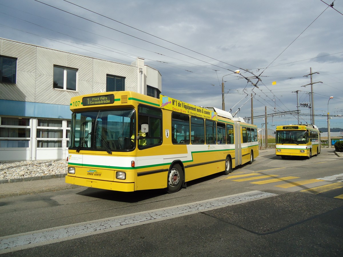 (130'236) - TN Neuchtel - Nr. 107 - NAW/Hess Gelenktrolleybus am 4. Oktober 2010 beim Bahnhof Marin