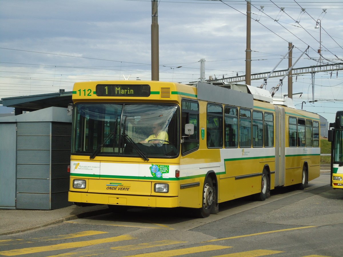 (130'247) - TN Neuchtel - Nr. 112 - NAW/Hess Gelenktrolleybus am 4. Oktober 2010 beim Bahnhof Marin