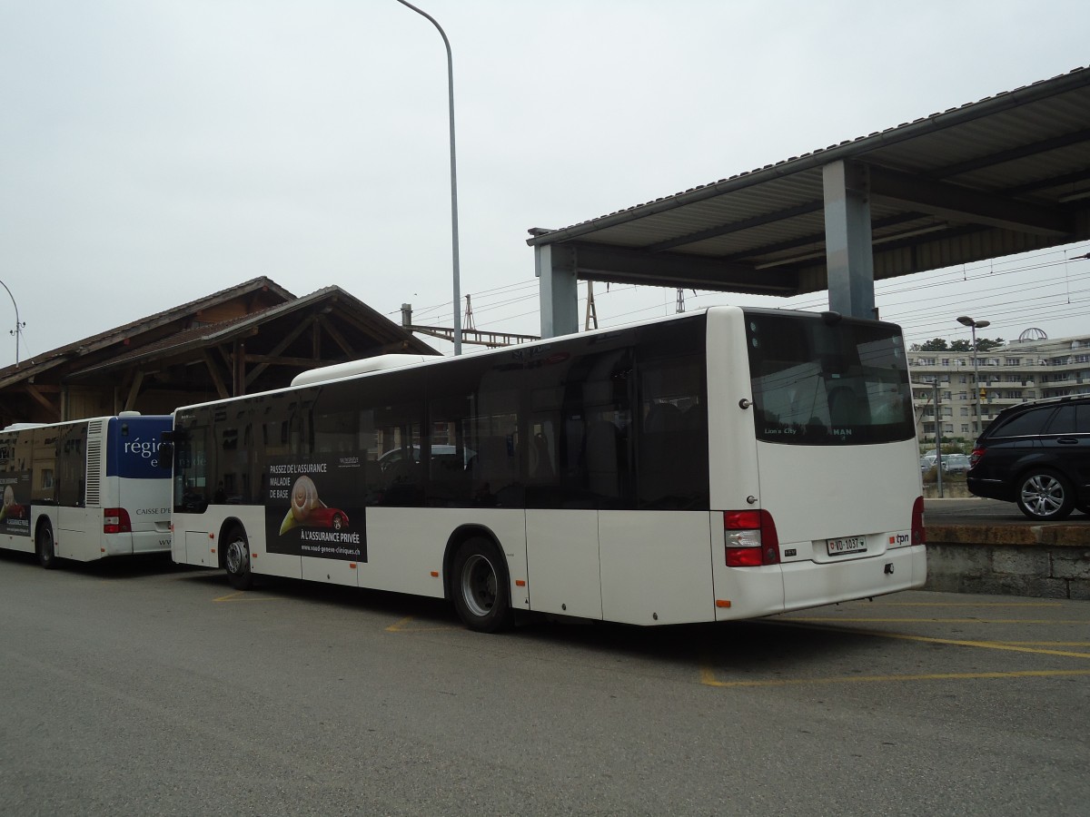 (130'456) - TPN Nyon - VD 1037 - MAN am 14. Oktober 2010 beim Bahnhof Nyon