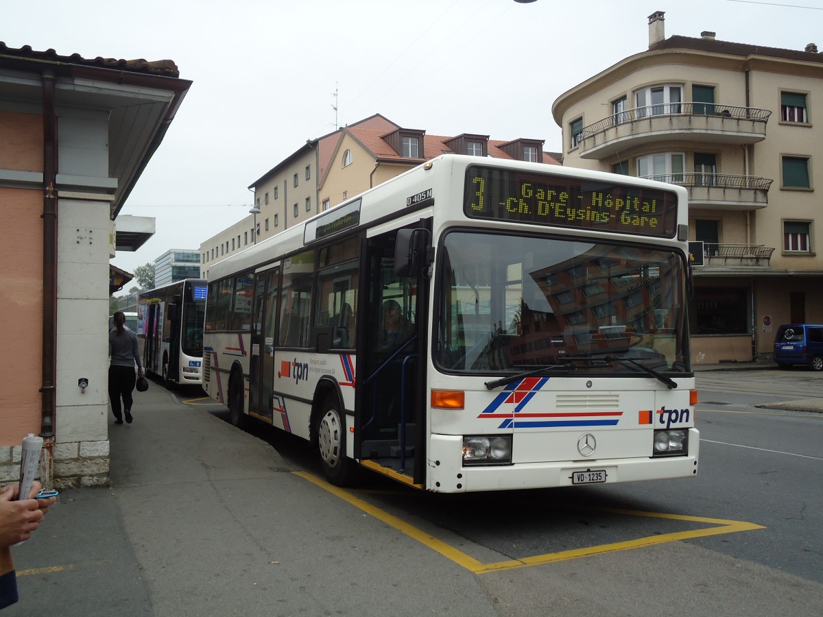 (130'463) - TPN Nyon - VD 1235 - Mercedes am 14. Oktober 2010 beim Bahnhof Nyon