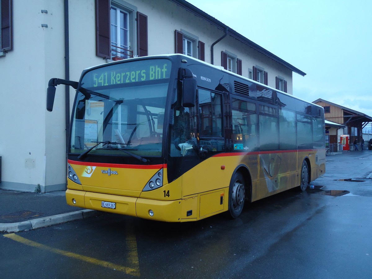 (131'111) - Klopfstein, Laupen - Nr. 14/BE 669'367 - Van Hool (ex STB Laupen) am 26. November 2010 beim Bahnhof Ddingen