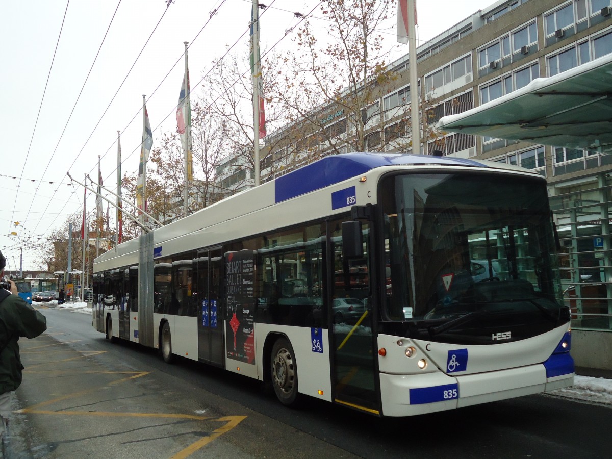 (131'247) - TL Lausanne - Nr. 835 - Hess/Hess Gelenktrolleybus am 5. Dezember 2010 beim Bahnhof Lausanne