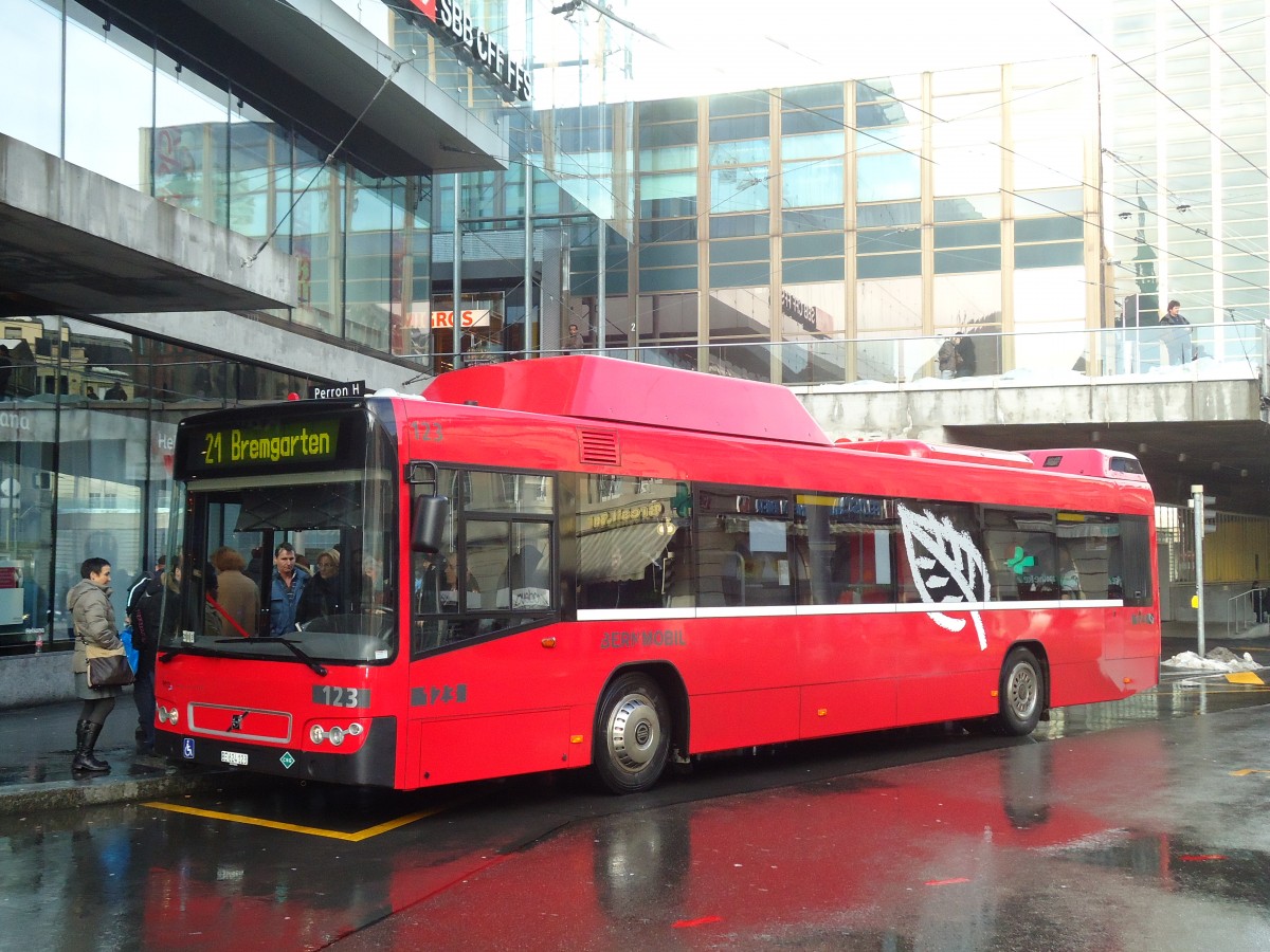 (131'326) - Bernmobil, Bern - Nr. 123/BE 624'123 - Volvo am 7. Dezember 2010 beim Bahnhof Bern 