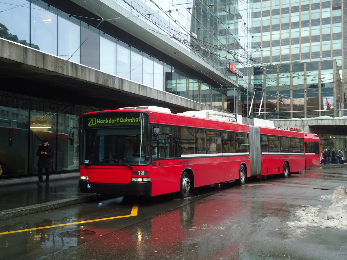 (131'344) - Bernmobil, Bern - Nr. 18 - NAW/Hess Gelenktrolleybus am 7. Dezember 2010 beim Bahnhof Bern