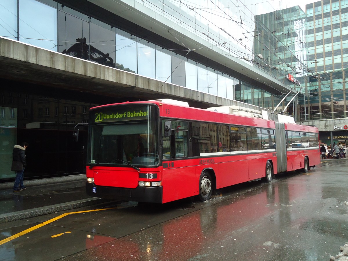 (131'346) - Bernmobil, Bern - Nr. 13 - NAW/Hess Gelenktrolleybus am 7. Dezember 2010 beim Bahnhof Bern