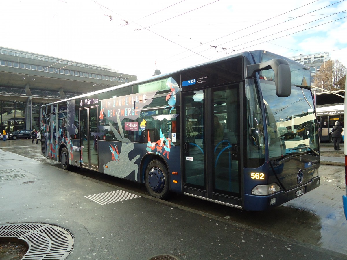 (131'414) - VBL Luzern - Nr. 562/LU 15'716 - Mercedes (ex Gowa, Luzern Nr. 62) am 8. Dezember 2010 beim Bahnhof Luzern