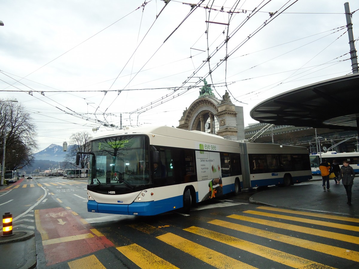 (131'454) - VBL Luzern - Nr. 215 - Hess/Hess Gelenktrolleybus am 8. Dezember 2010 beim Bahnhof Luzern