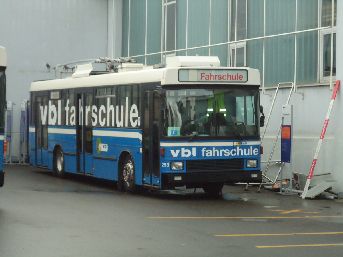 (131'502) - VBL Luzern - Nr. 253 - NAW/R&J-Hess Trolleybus am 8. Dezember 2010 in Luzern, Depot