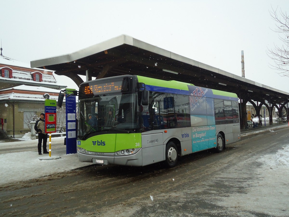 (131'709) - Busland, Burgdorf - Nr. 38/BE 387'470 - Solaris am 28. Dezember 2010 beim Bahnhof Burgdorf