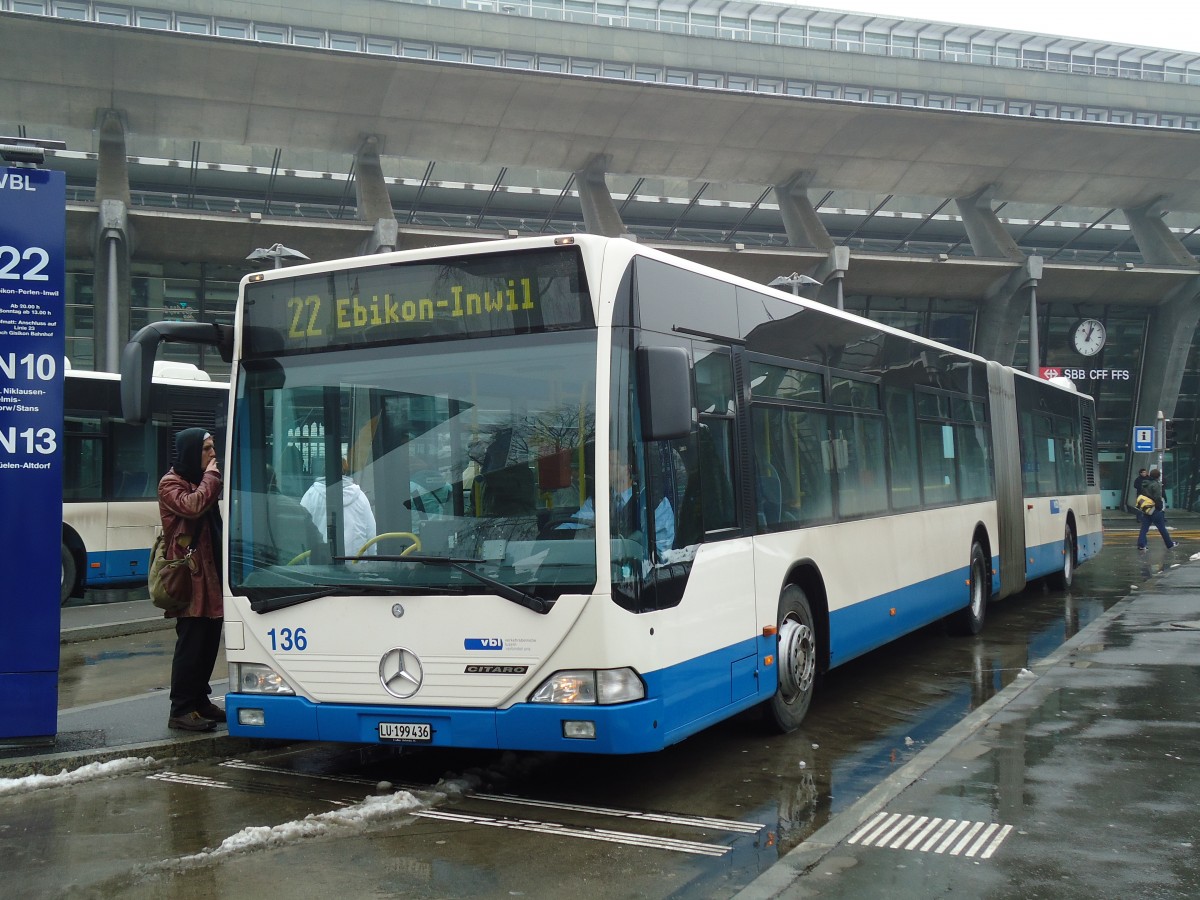 (131'785) - VBL Luzern - Nr. 136/LU 199'436 - Mercedes am 29. Dezember 2010 beim Bahnhof Luzern