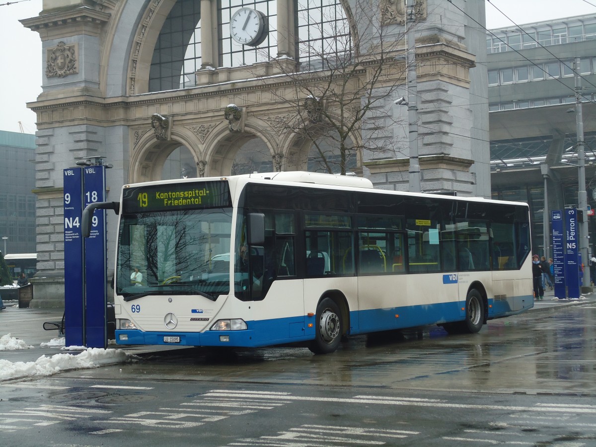 (131'790) - VBL Luzern - Nr. 69/LU 15'095 - Mercedes am 29. Dezember 2010 beim Bahnhof Luzern