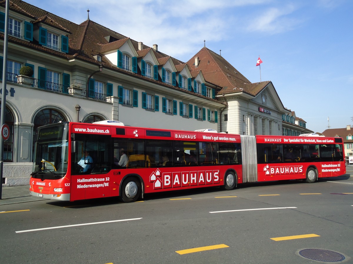 (133'065) - STI Thun - Nr. 122/BE 700'122 - MAN am 12. Mrz 2011 beim Bahnhof Thun