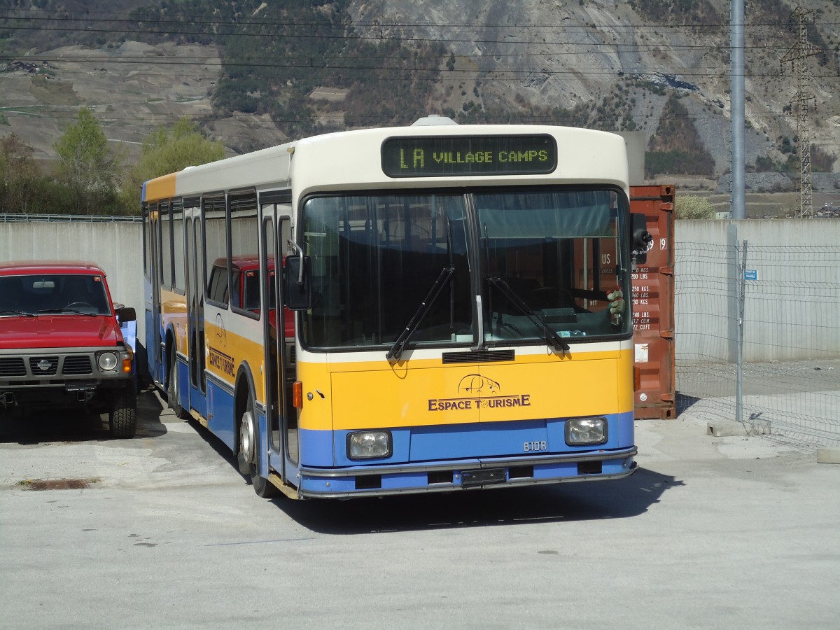 (133'178) - Espace Tourisme, Riddes - Volvo/Lauber (ex TC La Chaux-de-Fonds Nr. 175) am 3. April 2011 beim Bahnhof Riddes