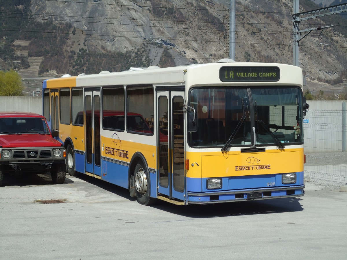 (133'179) - Espace Tourisme, Riddes - Volvo/Lauber (ex TC La Chaux-de-Fonds Nr. 175) am 3. April 2011 beim Bahnhof Riddes