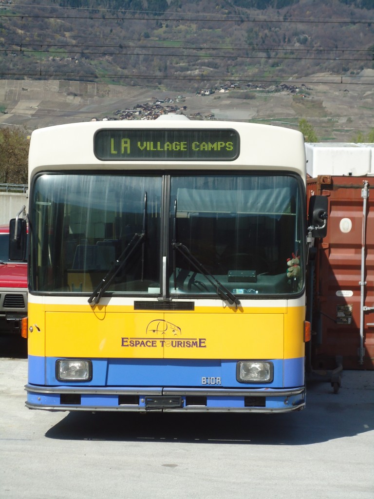 (133'184) - Espace Tourisme, Riddes - Volvo/Lauber (ex TC La Chaux-de-Fonds Nr. 175) am 3. April 2011 beim Bahnhof Riddes