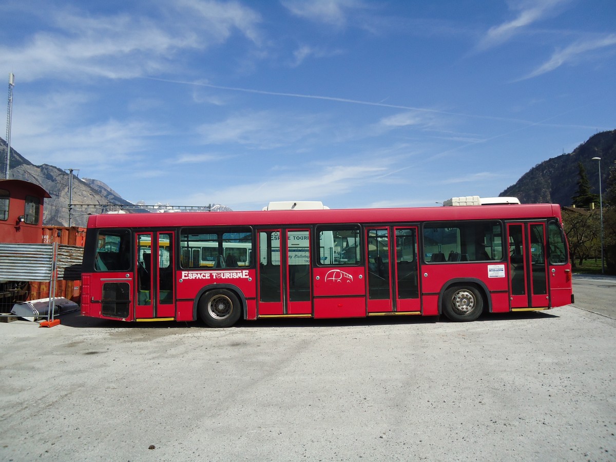 (133'186) - Espace Tourisme, Riddes - Volvo/R&J (ex Bernmobil, Bern Nr. 113) am 3. April 2011 beim Bahnhof Riddes