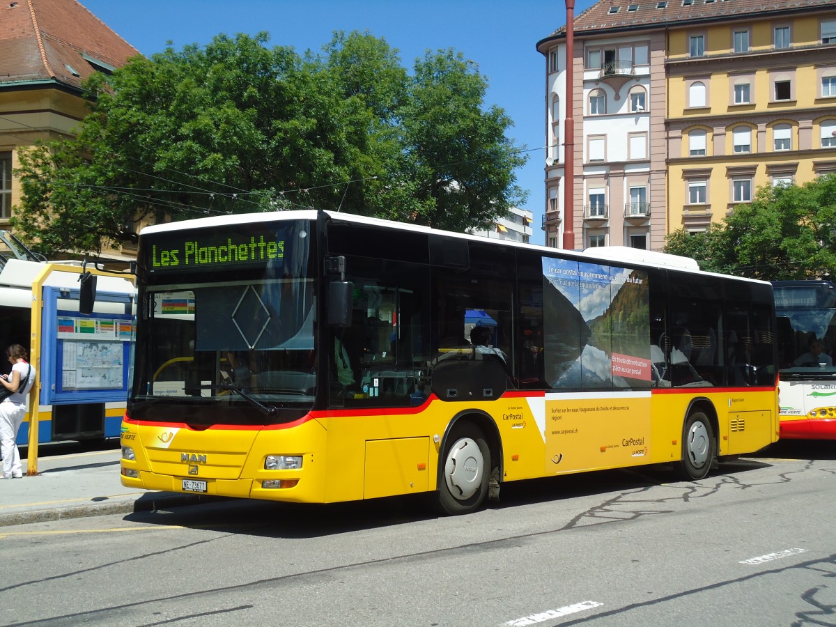 (135'011) - CarPostal Ouest - NE 73'677 - MAN am 11. Juli 2011 beim Bahnhof La Chaux-de-Fonds