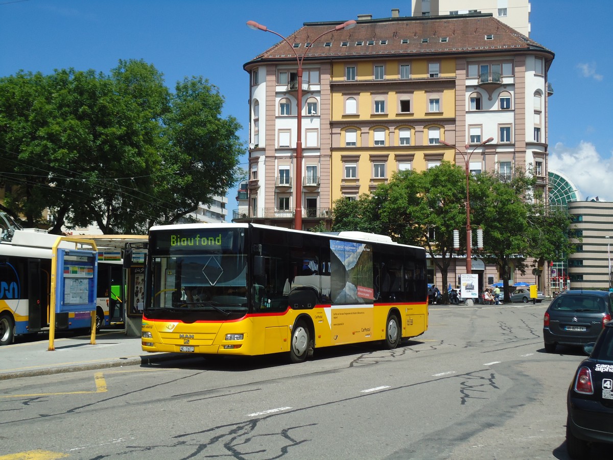 (135'022) - CarPostal Ouest - NE 73'677 - MAN am 11. Juli 2011 beim Bahnhof La Chaux-de-Fonds