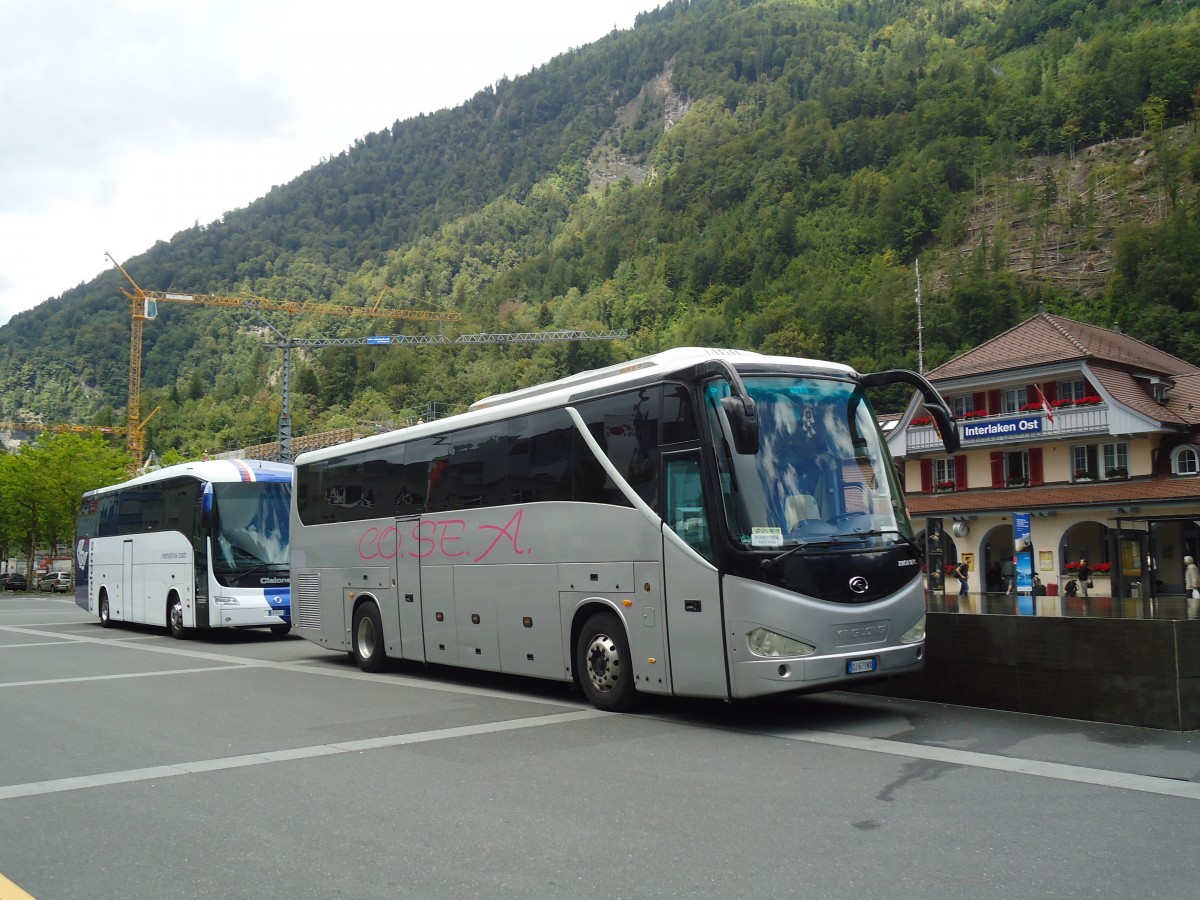 (135'425) - Aus Italien: CO.SE.A - DJ-671 NX - Kinglong am 8. August 2011 beim Bahnhof Interlaken Ost