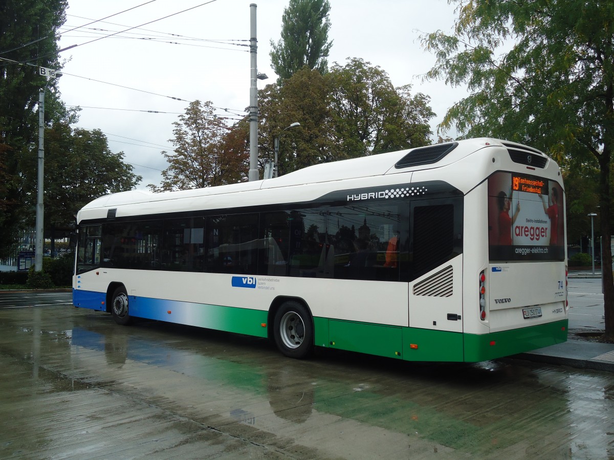 (135'838) - VBL Luzern - Nr. 74/LU 250'374 - Volvo am 5. September 2011 beim Bahnhof Luzern