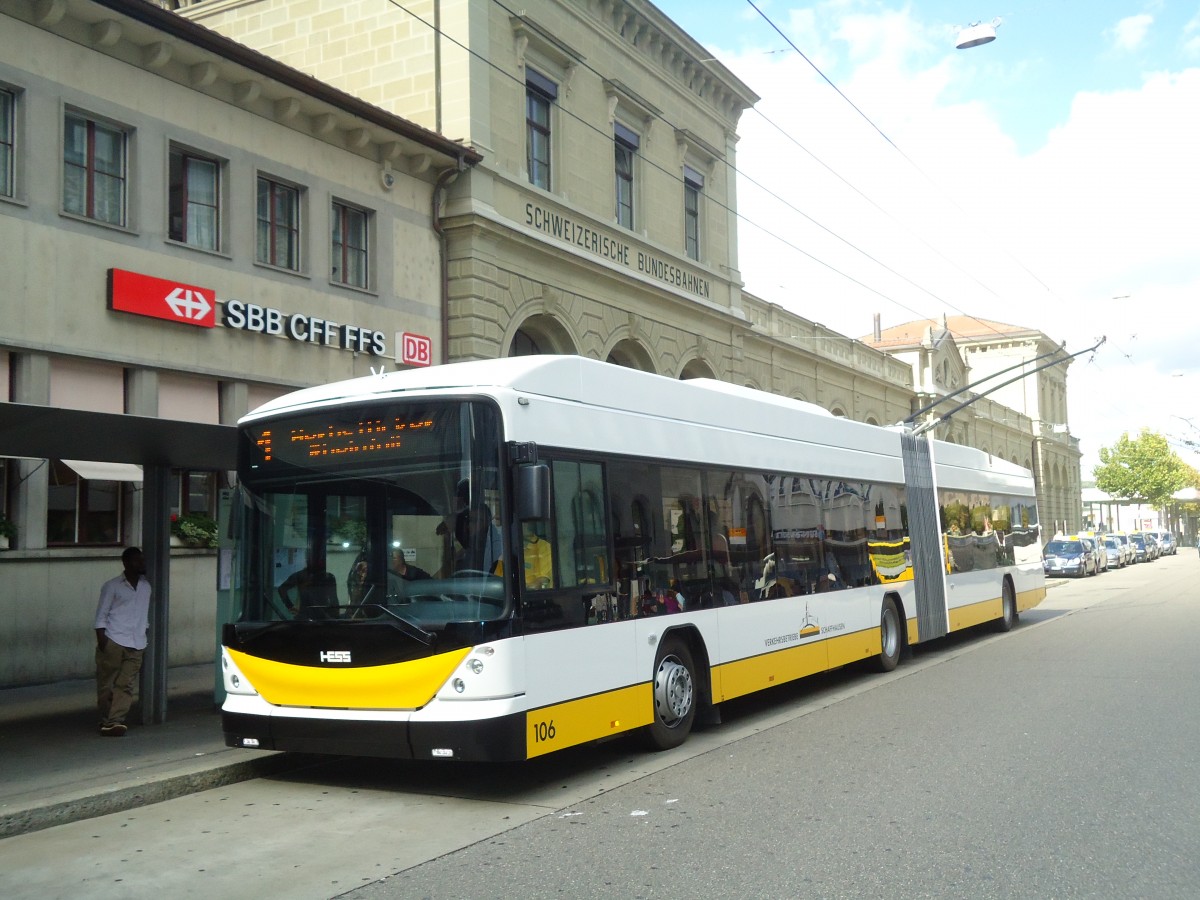 (135'958) - VBSH Schaffhausen - Nr. 106 - Hess/Hess Gelenktrolleybus am 14. September 2011 beim Bahnhof Schaffhausen