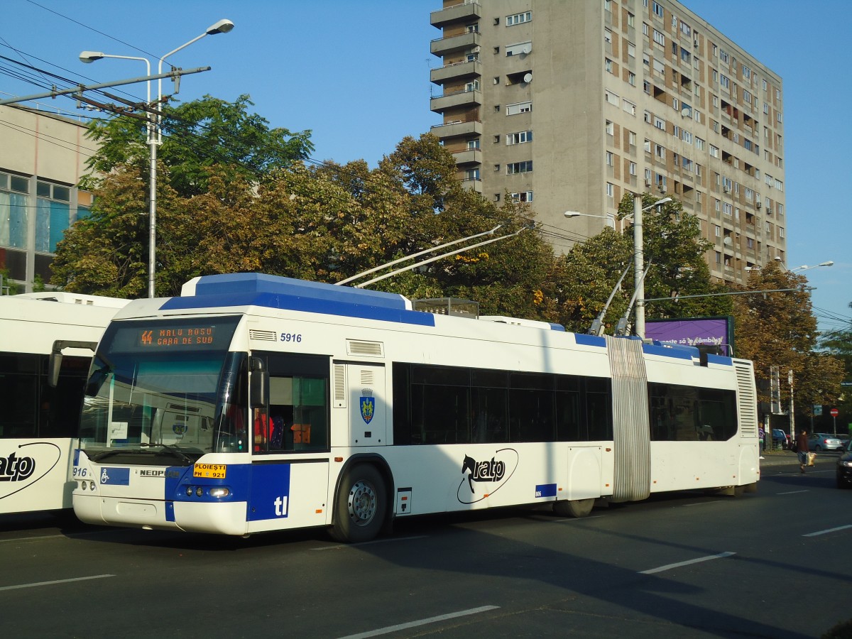 (136'393) - RATP Ploiesti - Nr. 5916/PH 921 - Neoplan Gelenkduobus (ex TL Lausanne/CH Nr. 806) am 5. Oktober 2011 beim Bahnhof Ploiesti Sd