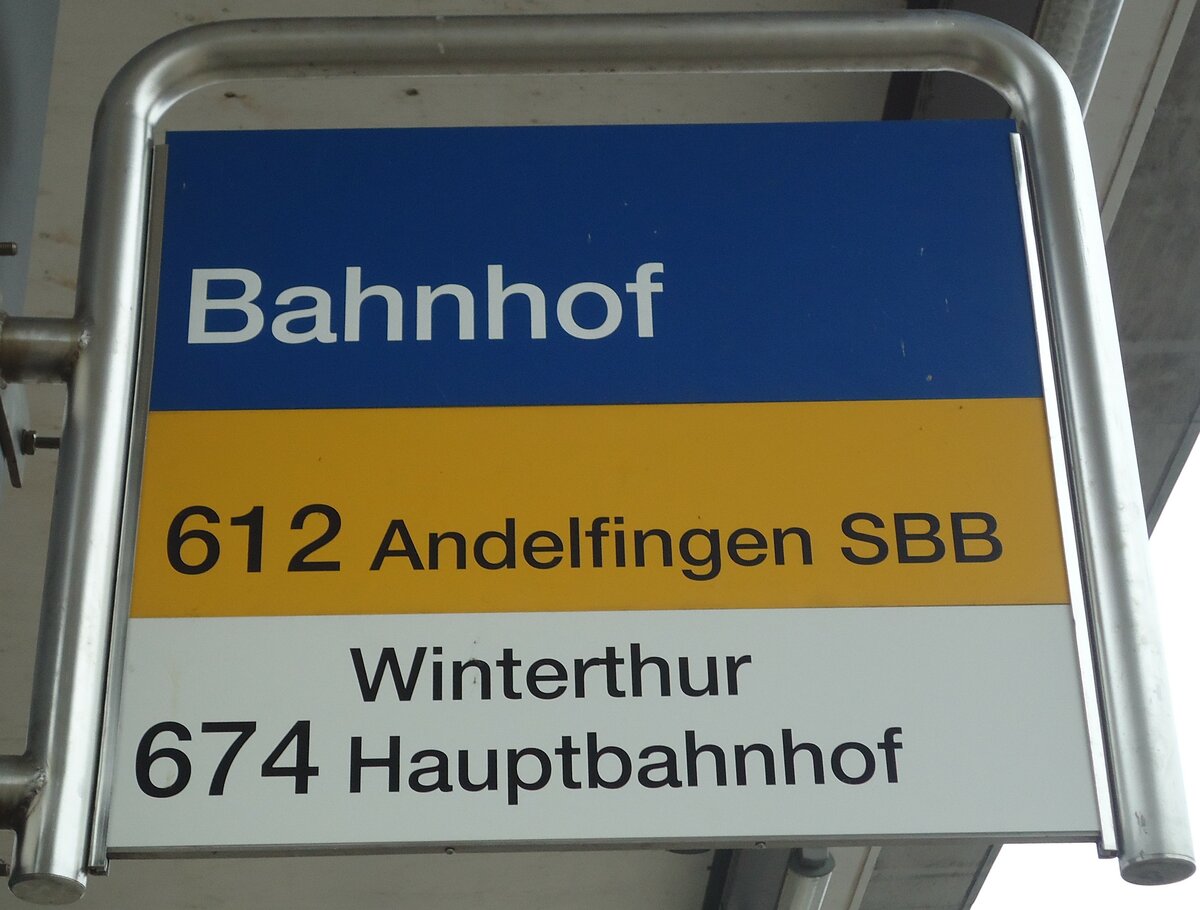 (136'935) - PostAuto/ZVV-Haltestellenschild - Seuzach, Bahnhof - am 24. November 2011