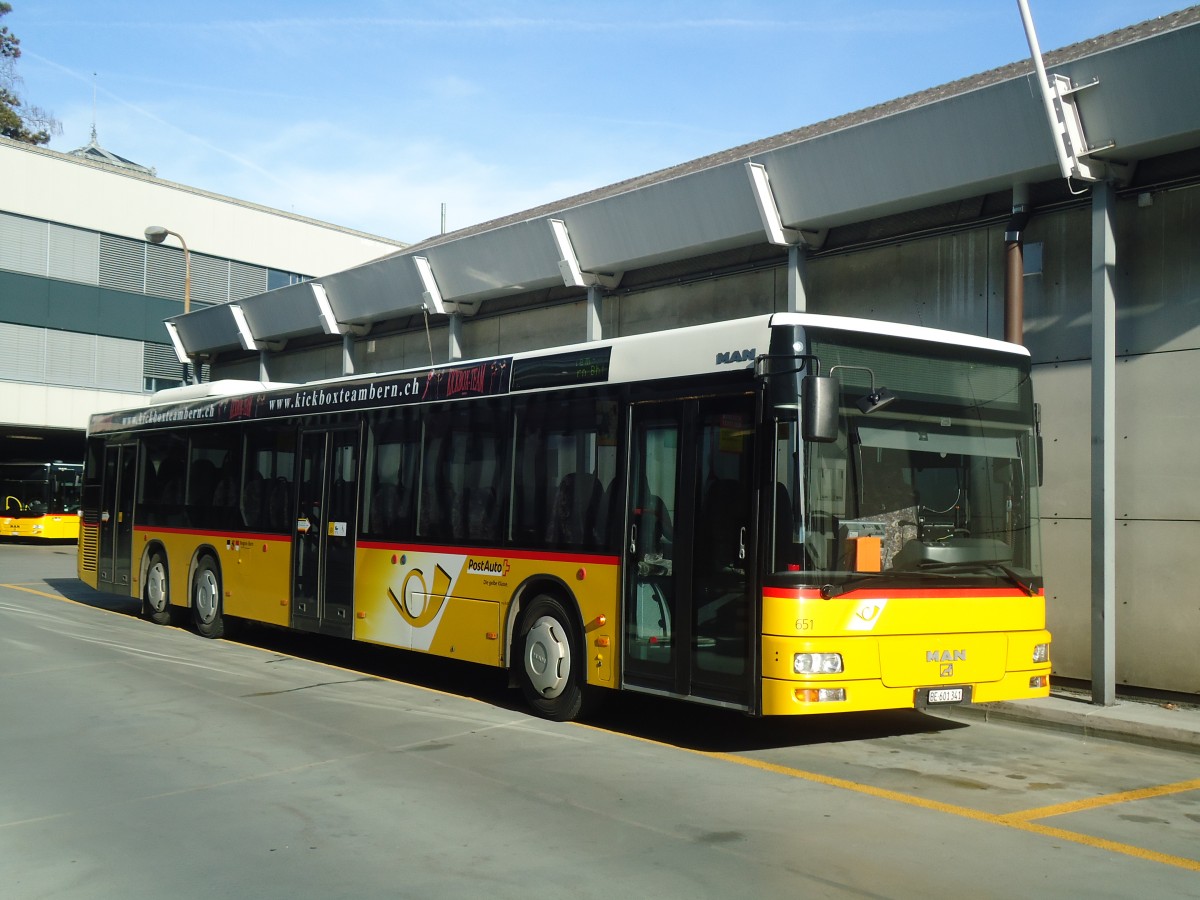 (137'048) - PostAuto Bern - BE 651/BE 601'341 - MAN am 26. November 2011 in Bern, Postautostation