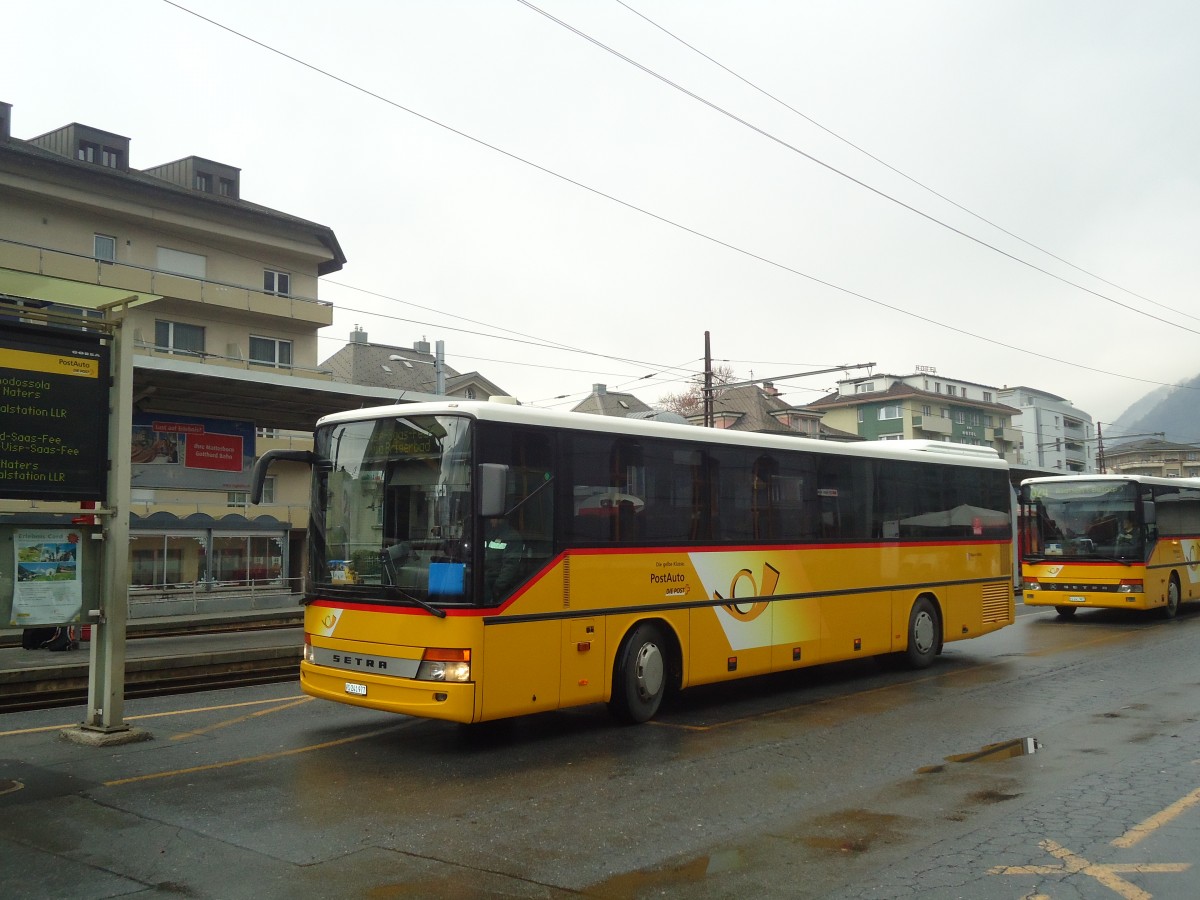 (137'091) - PostAuto Wallis - VS 241'977 - Setra am 4. Dezember 2011 beim Bahnhof Brig