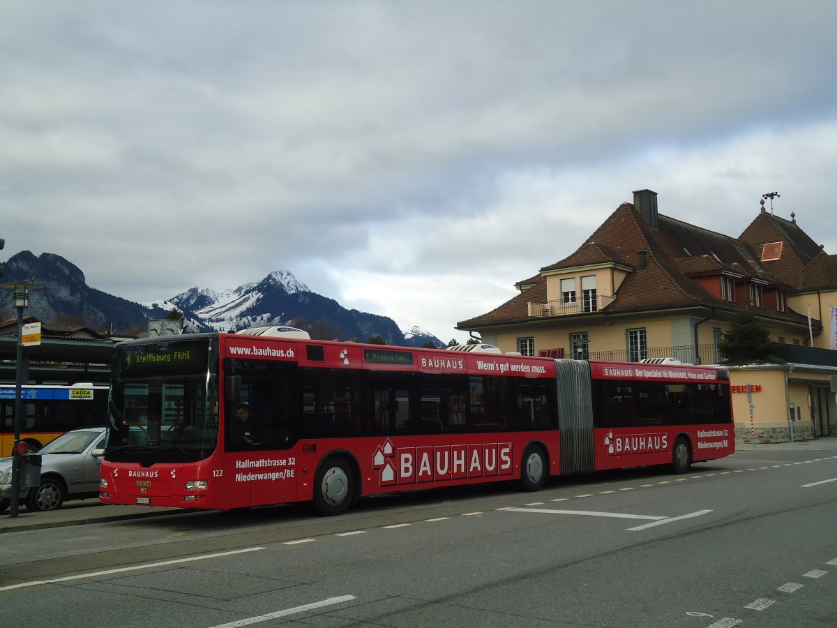 (137'126) - STI Thun - Nr. 122/BE 700'122 - MAN am 11. Dezember 2011 beim Bahnhof Spiez