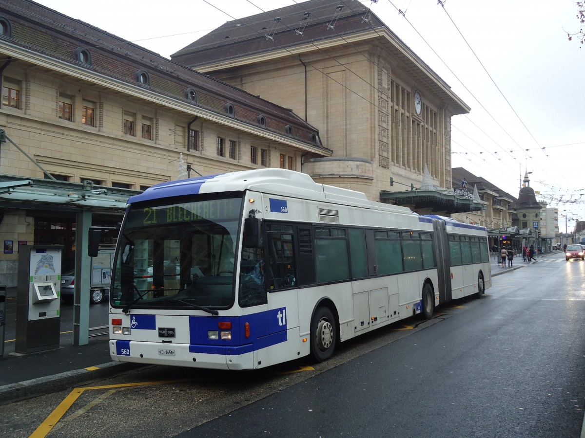 (137'275) - TL Lausanne - Nr. 560/VD 1658 - Van Hool am 18. Dezember 2011 beim Bahnhof Lausanne