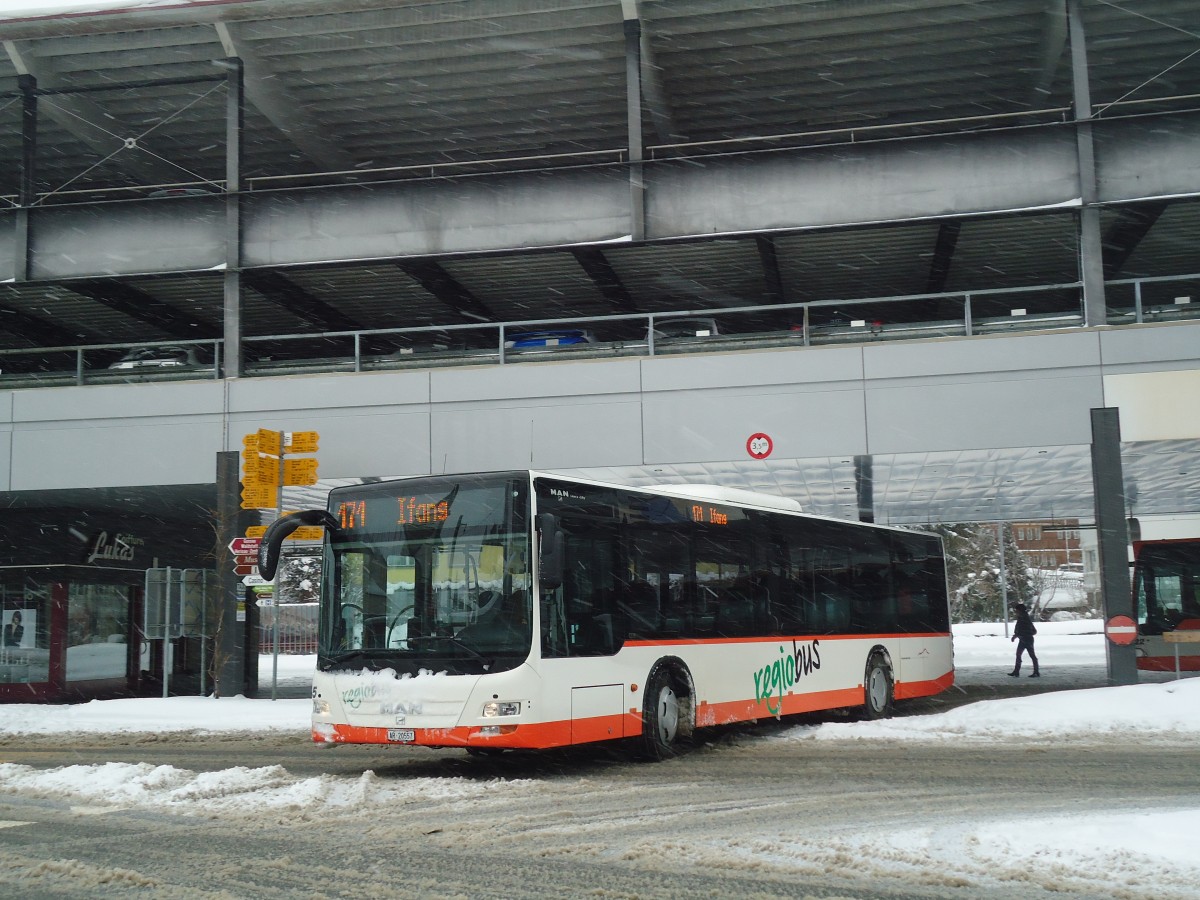 (137'689) - VBH Herisau - Nr. 5/AR 20'557 - MAN am 15. Februar 2012 beim Bahnhof Herisau