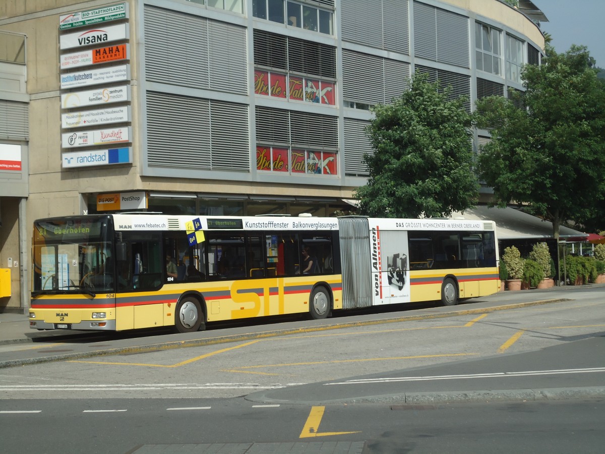 (140'186) - STI Thun - Nr. 104/BE 577'104 - MAN am 30. Juni 2012 beim Bahnhof Thun