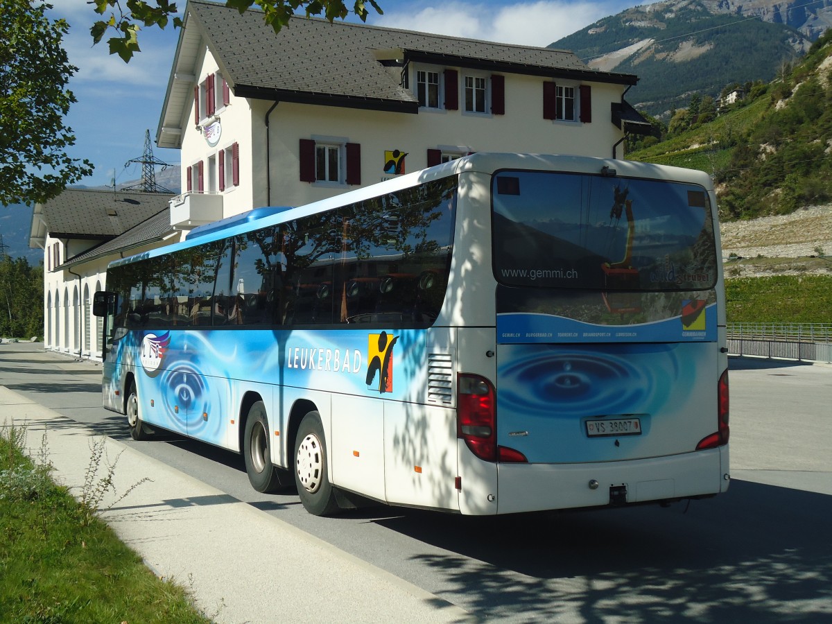 (141'825) - LLB Susten - Nr. 7/VS 38'007 - Setra am 23. September 2012 in Leuk, Garage