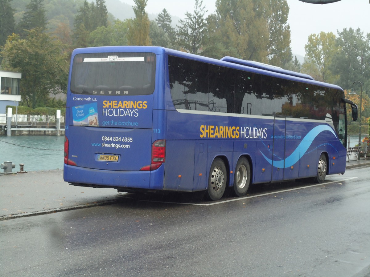 (141'904) - Aus England: Shearings, Wigan - Nr. 113/BN09 FXC - Setra am 9. Oktober 2012 bei der Schifflndte Thun