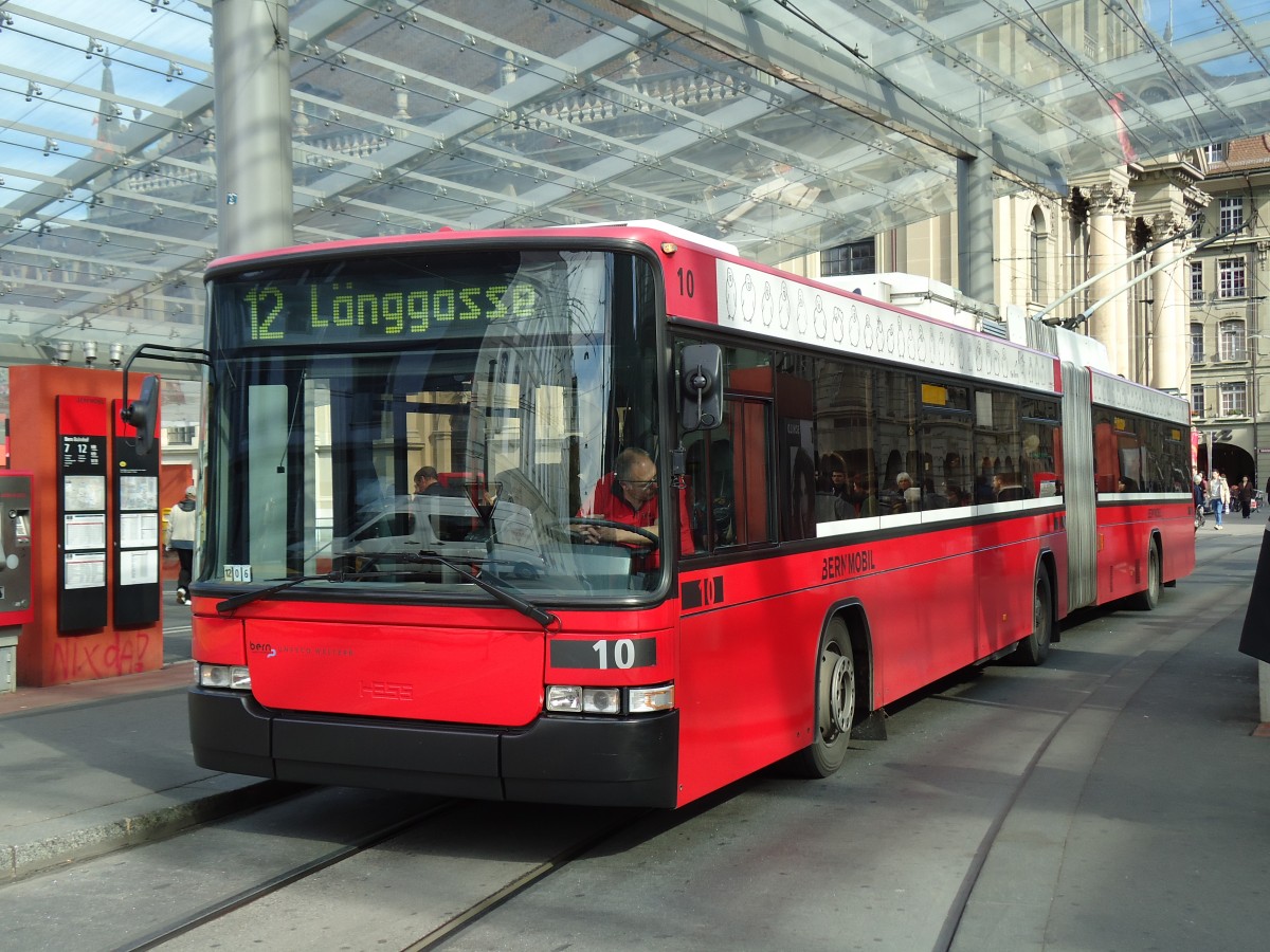 (141'919) - Bernmobil, Bern - Nr. 10 - NAW/Hess Gelenktrolleybus am 16. Oktober 2012 beim Bahnhof Bern