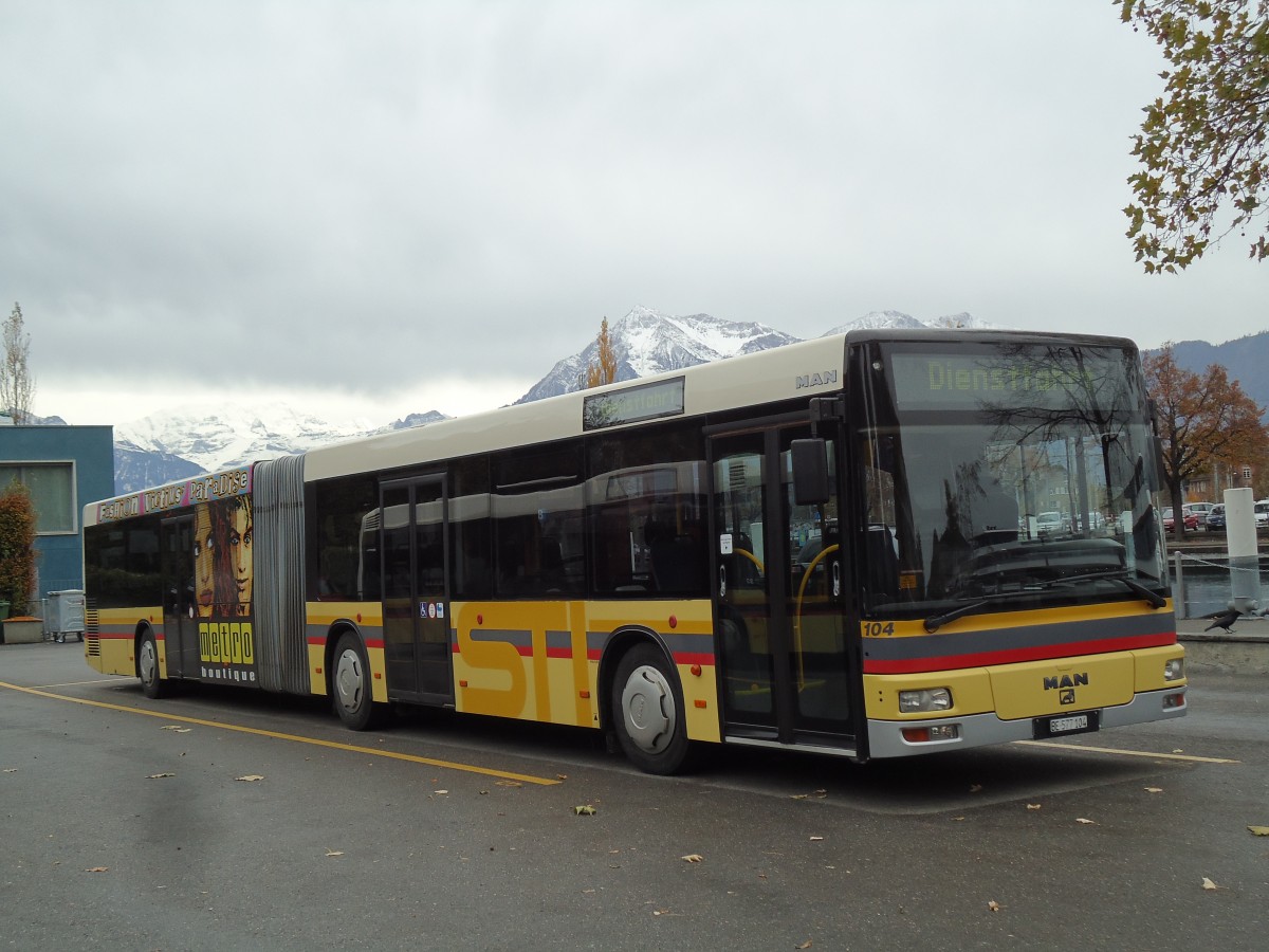 (142'169) - STI Thun - Nr. 104/BE 577'104 - MAN am 4. November 2012 bei der Schifflndte Thun