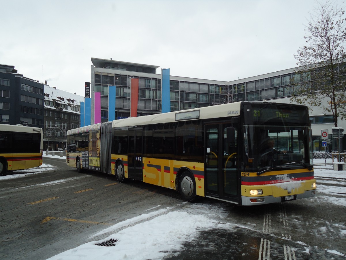 (142'203) - STI Thun - Nr. 104/BE 577'104 - MAN am 2. Dezember 2012 beim Bahnhof Thun