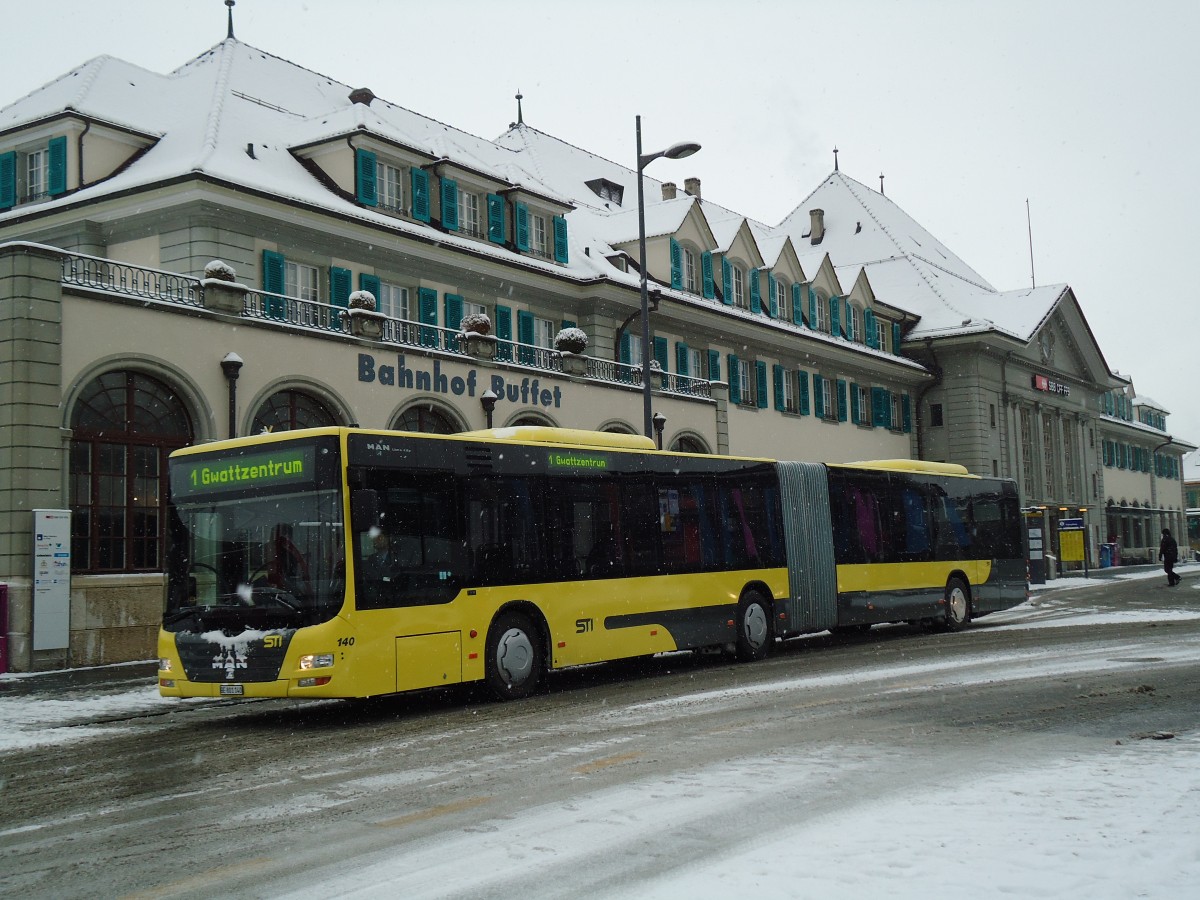 (142'300) - STI Thun - Nr. 140/BE 801'140 - MAN am 2. Dezember 2012 beim Bahnhof Thun