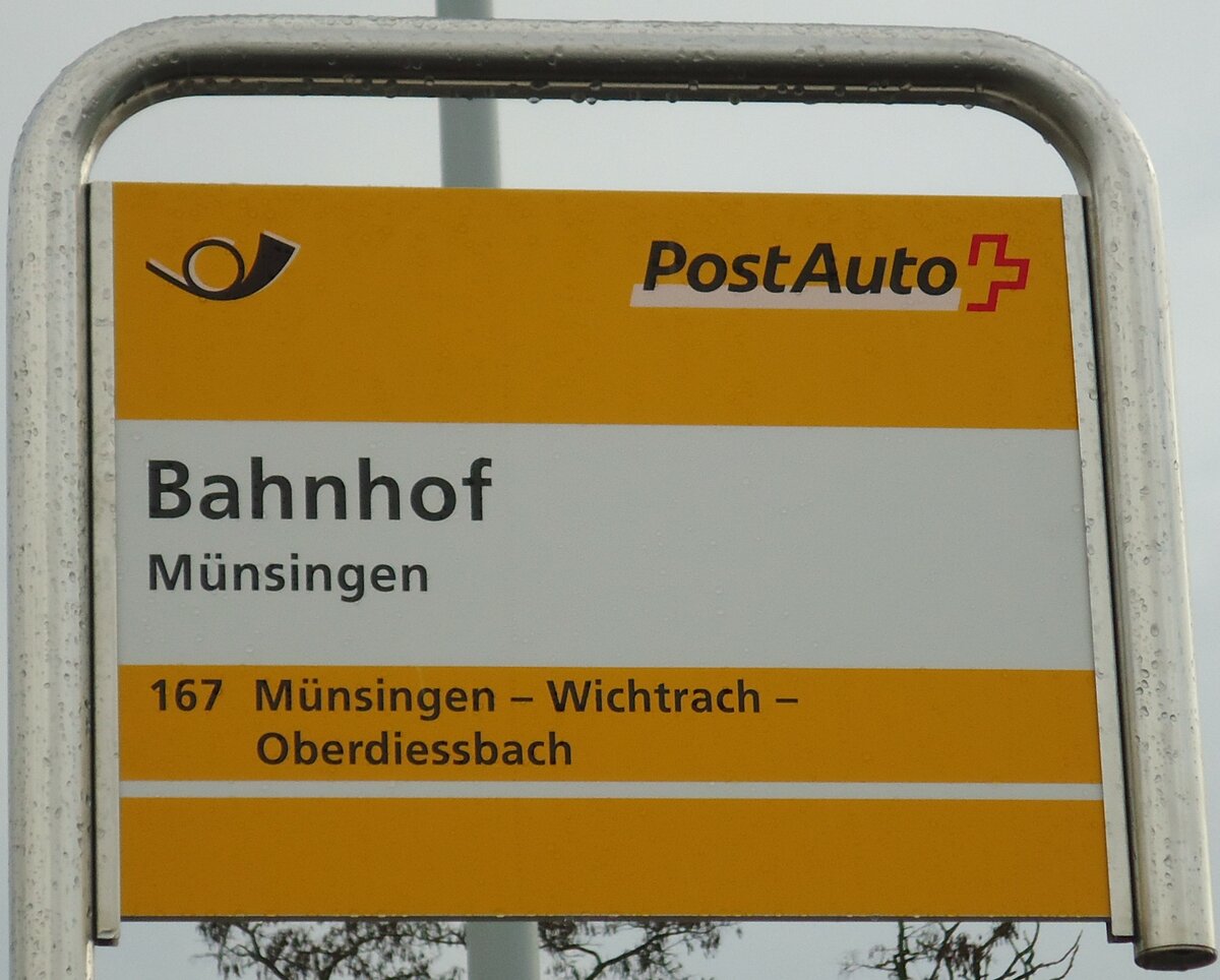 (142'449) - PostAuto-Haltestellenschild - Mnsingen, Bahnhof - am 10. Dezember 2012