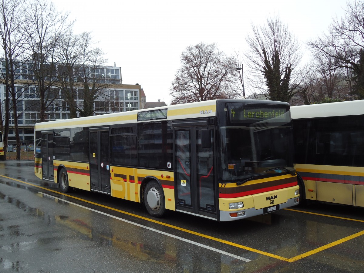 (142'560) - STI Thun - Nr. 77/BE 274'177 - MAN am 18. Dezember 2012 bei der Schifflndte Thun