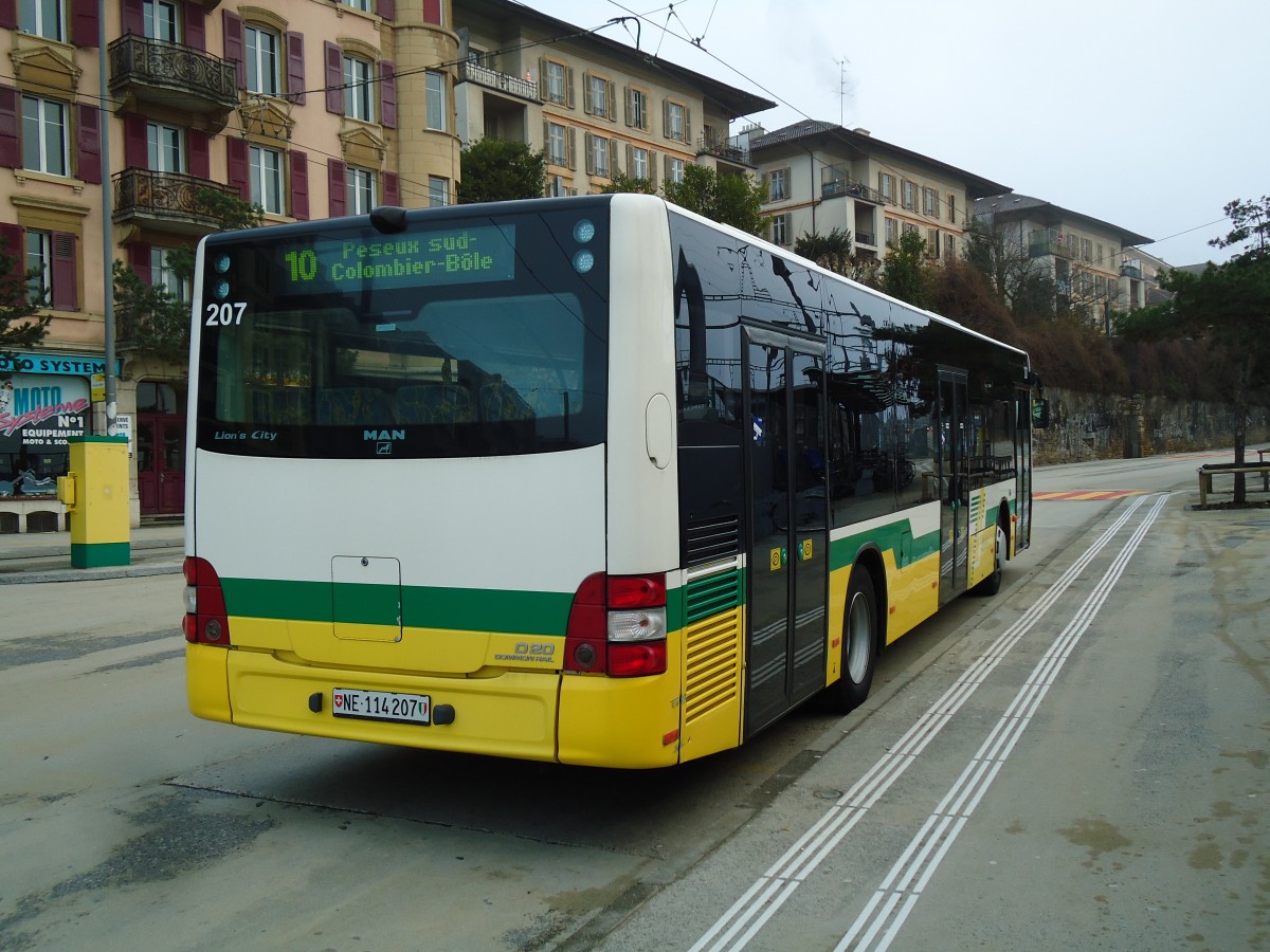 (142'706) - TN Neuchtel - Nr. 207/NE 114'207 - MAN am 29. Dezember 2012 beim Bahnhof Neuchtel