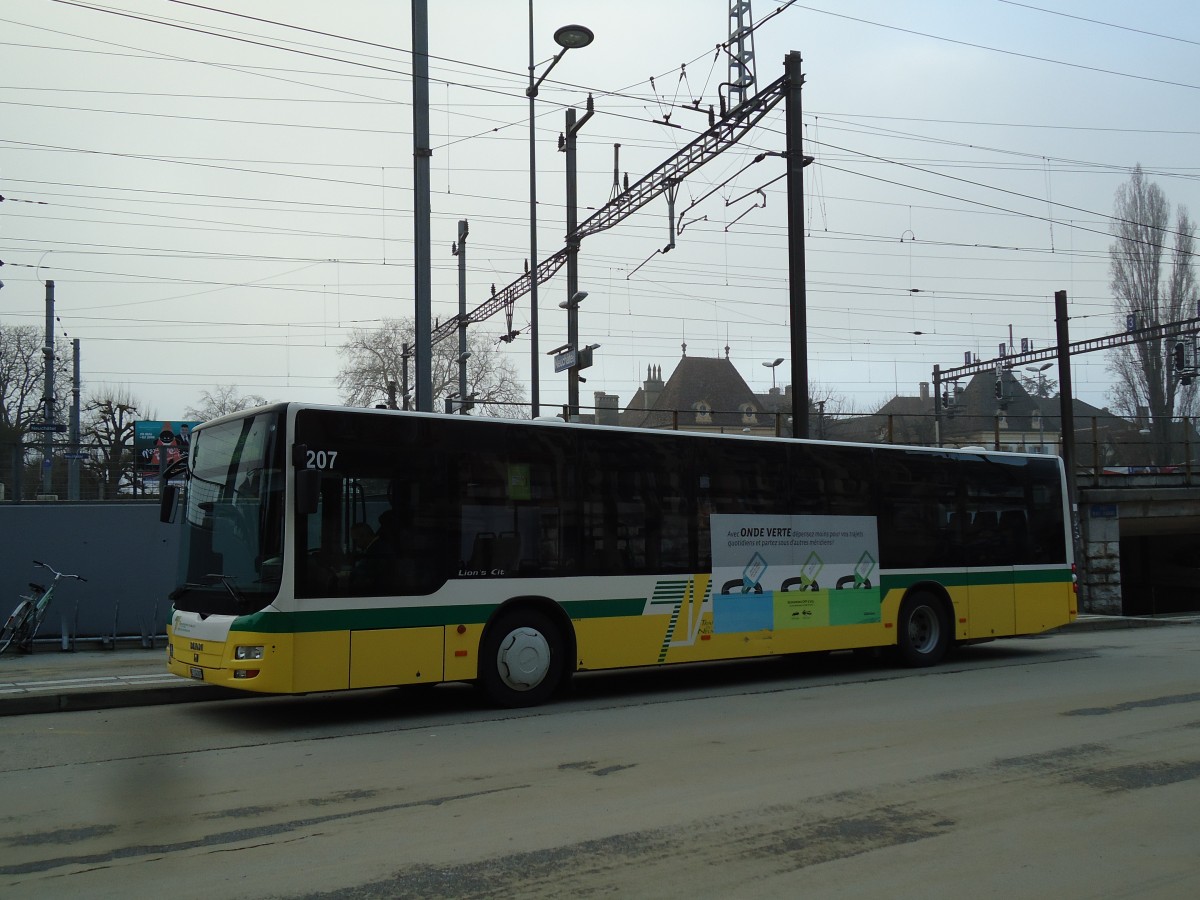 (142'707) - TN Neuchtel - Nr. 207/NE 114'207 - MAN am 29. Dezember 2012 beim Bahnhof Neuchtel