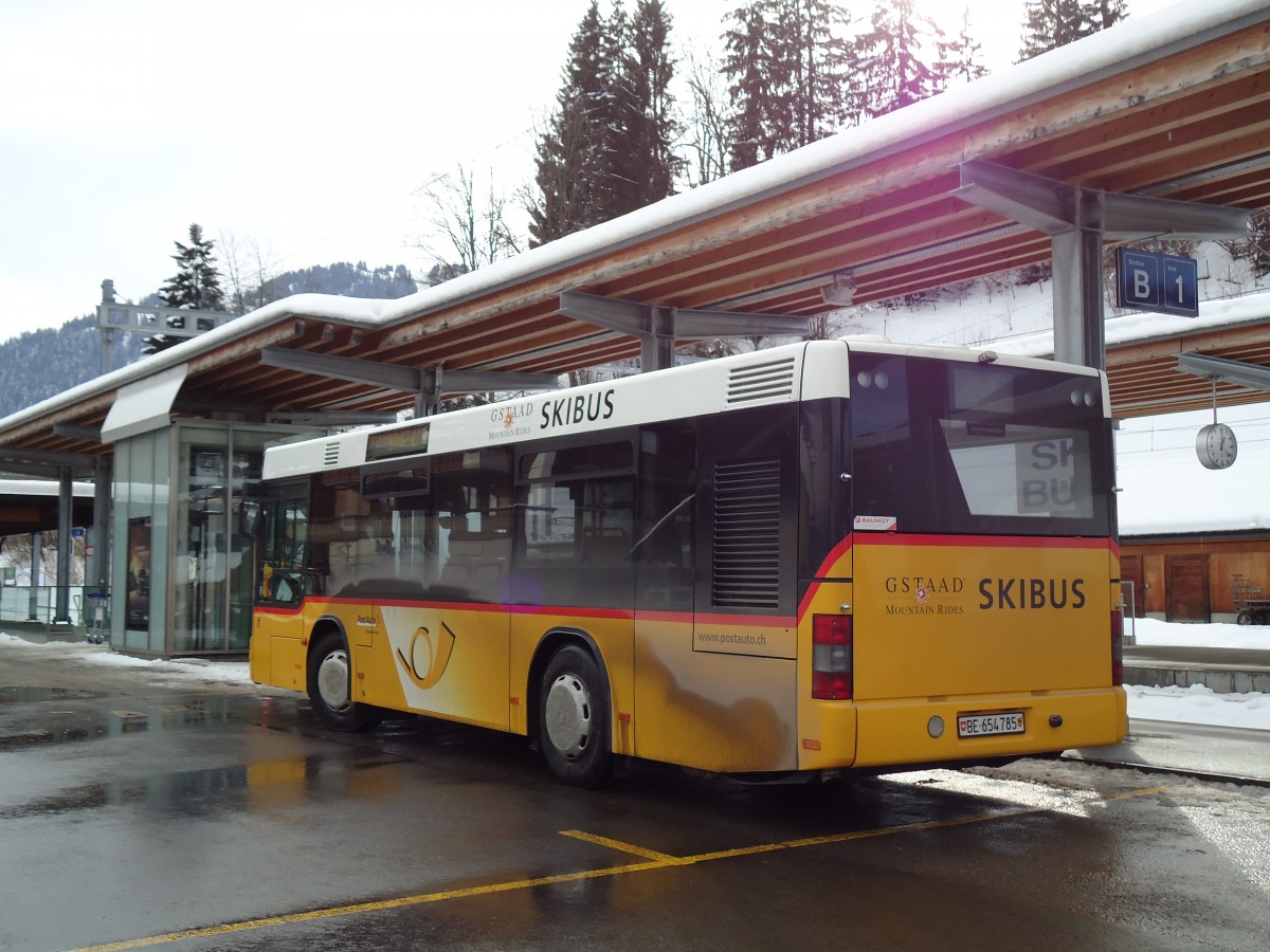 (143'058) - PostAuto Bern - BE 654'785 - MAN (ex ASKA Aeschi Nr. 5) am 20. Januar 2013 beim Bahnhof Gstaad