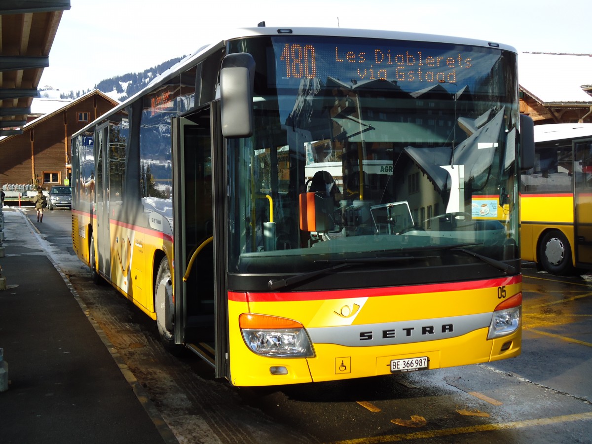 (143'073) - Kbli, Gstaad - Nr. 5/BE 366'987 - Setra am 20. Januar 2013 beim Bahnhof Gstaad