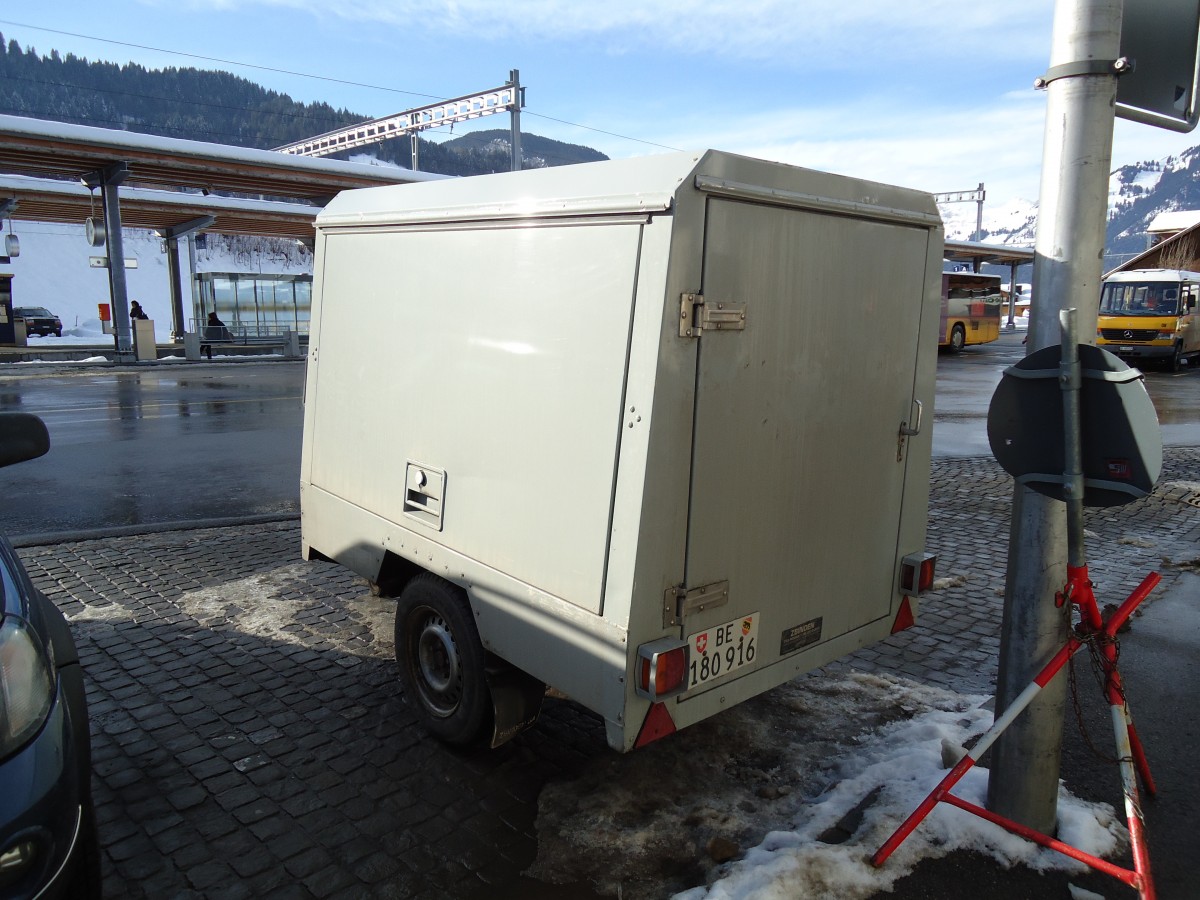 (143'076) - Kbli, Gstaad - BE 180'916 - Zbinden Gepckanhnger am 20. Januar 2013 beim Bahnhof Gstaad