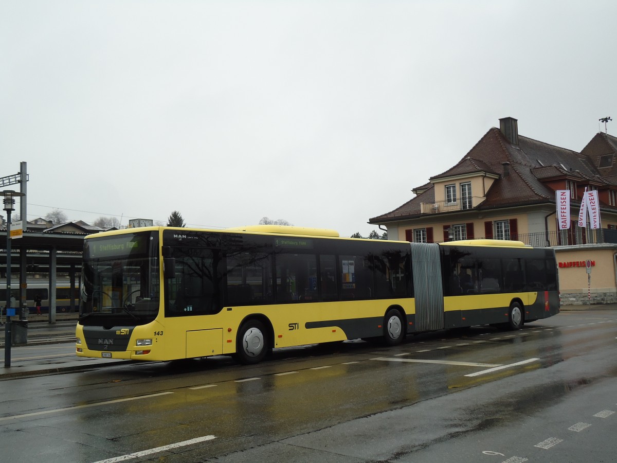 (143'503) - STI Thun - Nr. 143/BE 801'143 - MAN am 18. Mrz 2013 beim Bahnhof Spiez