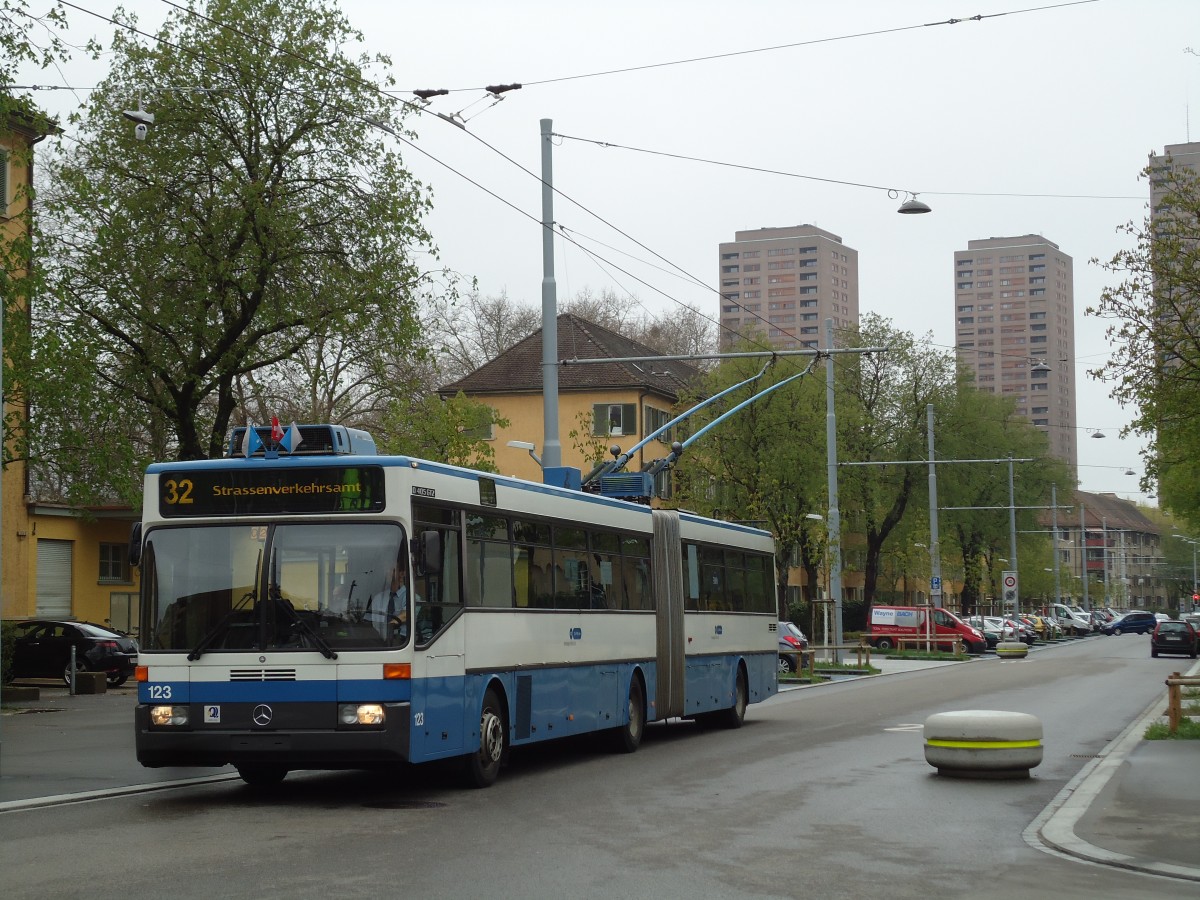 (143'774) - VBZ Zrich - Nr. 123 - Mercedes Gelenktrolleybus am 21. April 2013 in Zrich, Bullingerplatz